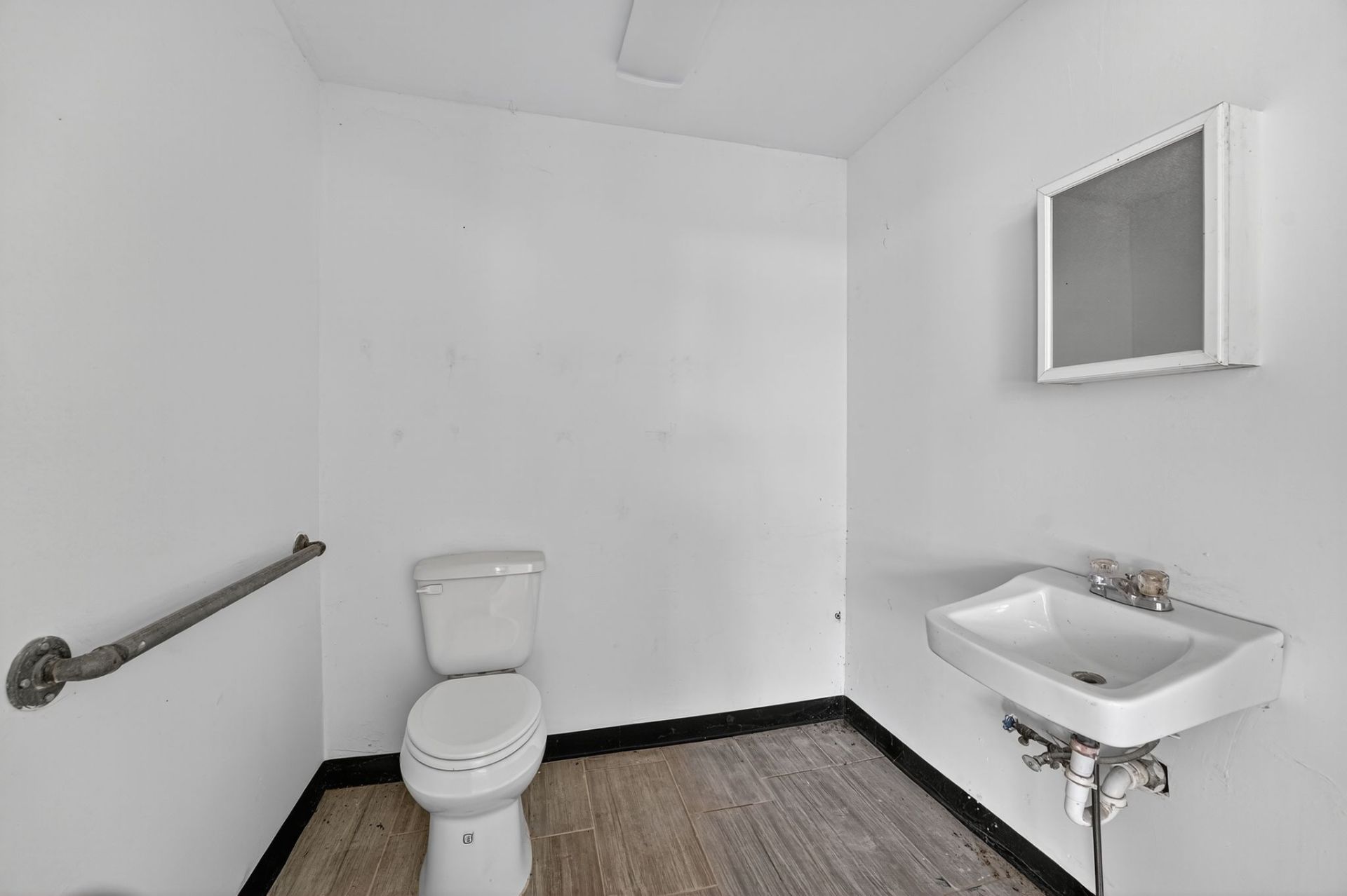 10_5051_David_Strickland_Rd_Fort_Worth_TX_76119-Bathroom-DSC07087-1